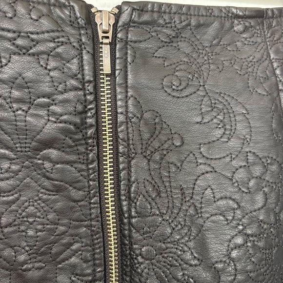 🎉4/30$🎉 Dynamite Faux Leather Floral Mini Skirt - Size M - Picture 6 of 6